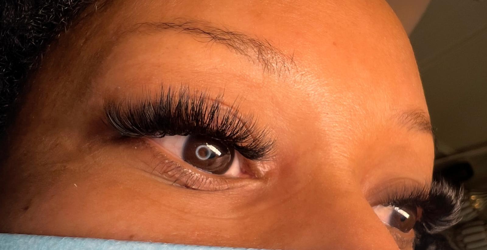 Hybrid lash extensions detail shot