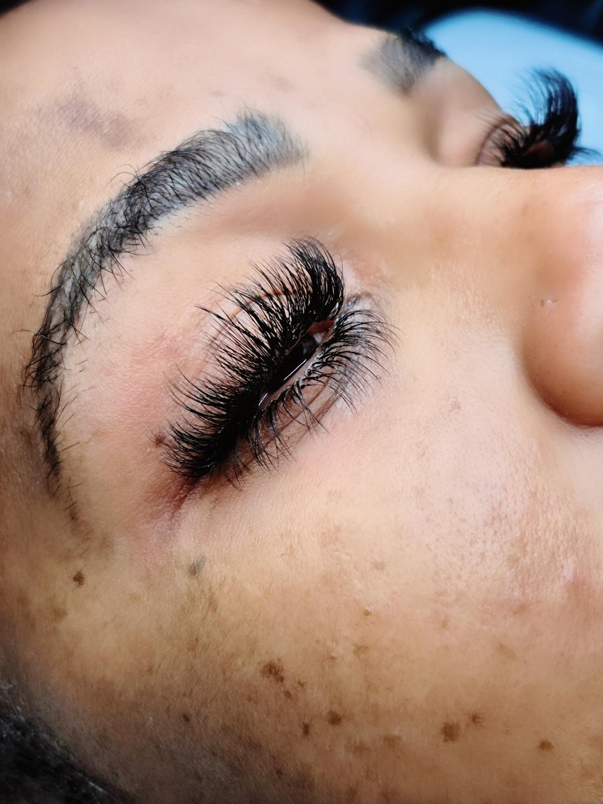 Full volume set with defined brows